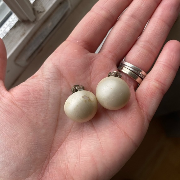 White Round Opaque Vintage Clip On Earrings Circa 1950’s - Picture 6 of 6